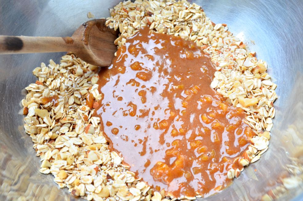 This recipe for apricot amaranth granola is completely oil free. It is delicious, satisfying and perfect for breakfast. 
