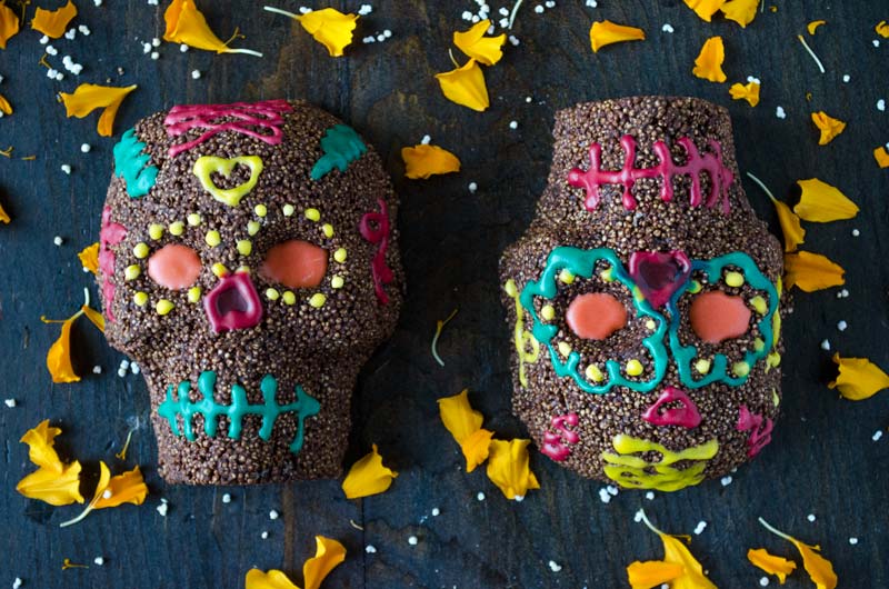 Vegan chocolate and amaranth skulls for the day of the dead with colorful royal icing, very easy to do, and are quite delicious!