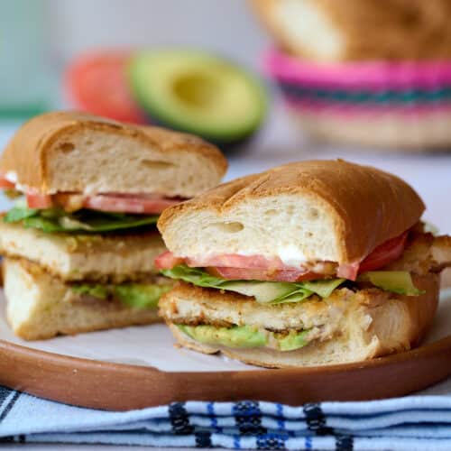 Torta de milanesa on a clay plate.